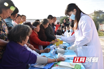 邵阳市第二人民医院举办“医疗卫生下乡”健康扶贫志愿服务活动