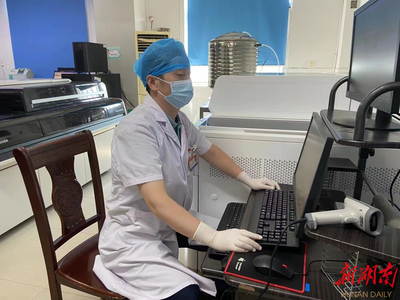 奔跑在检验一线的“幕后英雄”--记邵阳市第二人民医院检验科主任胡新德